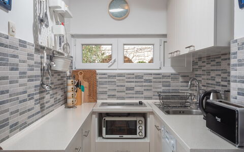 Fister: Countertop, Eigentum, Zimmer, Weiss, Küche, Cabinetry, Interior Design, Gebäude, Möbel, Haus
