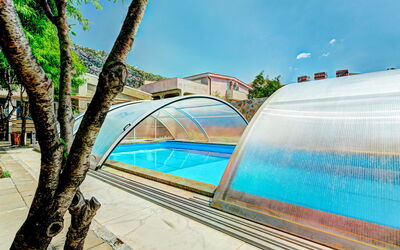 Karlobag 608: Blau, Himmel, Schwimmbad, Die Architektur, Daytime, Eigentum, Azurblau, Aqua, Baum, Wand