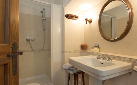 Malmantile: Badezimmer, Zimmer, Zapfhahn, Eigentum, Sinken, Bad Sink, Badezimmerschrank, Bad Zubehör, Interior Design, Wand