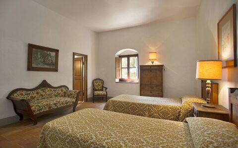 Malmantile: Schlafzimmer, Zimmer, Möbel, Bett, Bettdecke, Eigentum, Interior Design, Bettrahmen, Bedding, Gebäude