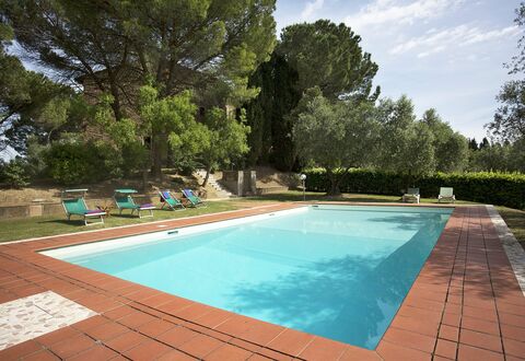 Malmantile: Schwimmbad, Eigentum, Freizeit, Gras, Grundeigentum, Haus, Hinterhof, Zuhause, Rechteck, Baum