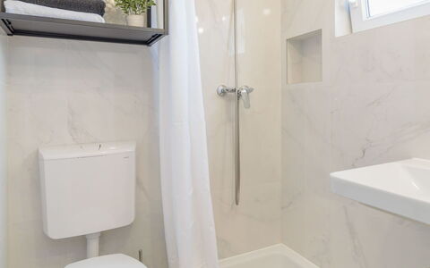 Vir 611: Badewanne, Eigentum, Duschkopf, Armatur, Produkt, Zapfhahn, Badezimmer, Toilleten Sitz, Toilette