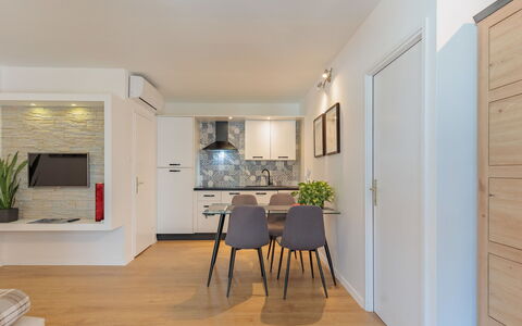 Vir 611: Holz, Zimmerpflanze, Fussboden, Cabinetry, Pflanze, Flooring, Halle, Stuhl, Wohnzimmer, Hartholz