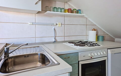Valentina: Küche, Küchengerät, Spüle, Countertop, Major Appliance, Armatur, Herd, Cabinetry, Flooring, Haushaltsgerät