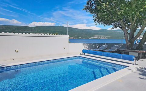 Valentina: Blau, Wasser, Schwimmbad, Verbundwerkstoff, Freizeit, Resort, Schatten, Gartenmöbel, Hotel, Villa