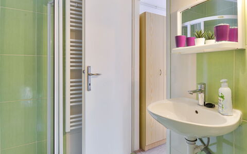 Valentina: Badezimmer, Zimmer, Eigentum, Grün, Interior Design, Zapfhahn, Fliese, Die Architektur, Gebäude, Armatur