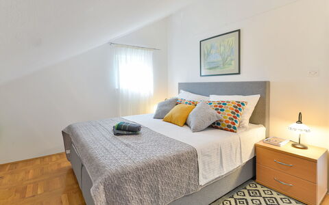 Valentina: Schlafzimmer, Möbel, Bett, Zimmer, Eigentum, Bettdecke, Bettrahmen, Interior Design, Bedding, Fussboden