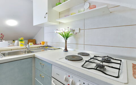 Valentina: Countertop, Weiss, Küche, Zimmer, Eigentum, Möbel, Fliese, Interior Design, Cabinetry, Gelb