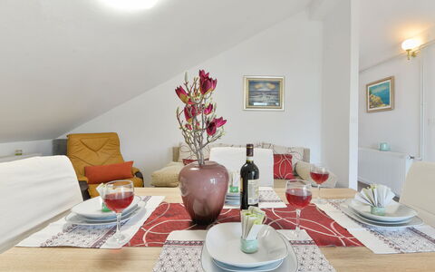 Valentina: Zimmer, Eigentum, Interior Design, Möbel, Tabelle, Wohnzimmer, Grundeigentum, Esszimmer, Haus, Fussboden