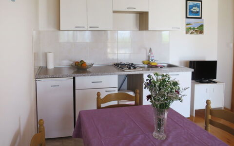 Kalebica: Möbel, Cabinetry, Tabelle, Countertop, Gebäude, Küchengerät, Küche, Stuhl, Herd, Haushaltsgerät