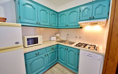 Murter Betina 603: Cabinetry, Countertop, Eigentum, Möbel, Blau, Küchengerät, Azurblau, Küche, Schublade, Herd