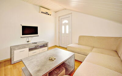 Josip 613.5: Möbel, Gebäude, Eigentum, Couch, Tabelle, Komfort, Cabinetry, Interior Design, Wohnzimmer, Holz