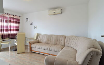 Josip 613.3: Möbel, Eigentum, Couch, Interior Design, Holz, Komfort, Wohnzimmer, Flooring, Tabelle