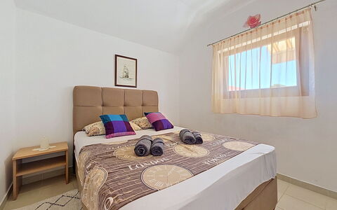 Antonio: Möbel, Bett, Interior Design, Fussboden, Flooring, Schlafzimmer, Holz, Zimmer, Bettdecke, Bedding
