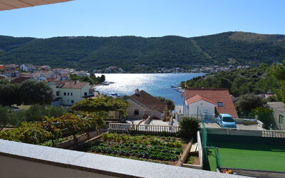 Šibenik 609: Himmel, Wasser, Eigentum, Daytime, Pflanze, Gebäude, Azurblau, Natur, Baum, Gewässer