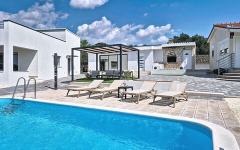 Ria with Heated Pool: Verbundwerkstoff, Tür, Beton, Estate, Schatten, Schwimmbad, Resort, Gartenmöbel, Villa, Hotel