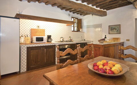 Pozza Di Volpaia: Tabelle, Countertop, Möbel, Cabinetry, Essen, Holz, Küche, Interior Design, Geschirr, Fussboden