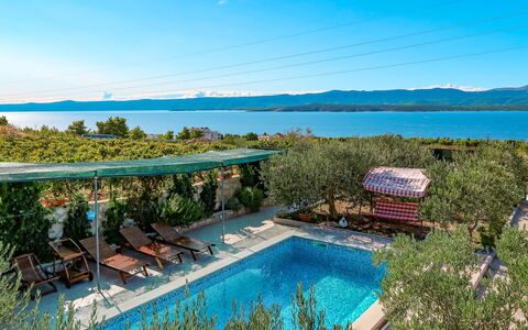 Lucije: Eigentum, Grundeigentum, Schwimmbad, Natürliche Landschaft, Haus, Estate, Azurblau, Resort, Gebäude, Bucht