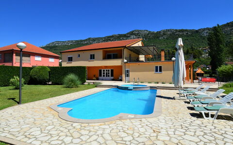 Villa Kikiza: Himmel, Gebäude, Pflanze, Eigentum, Wasser, Schwimmbad, Azurblau, Schatten, Haus, Gartenmöbel