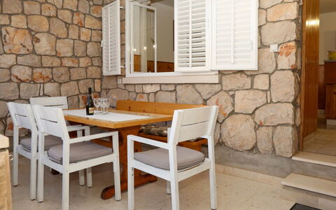 Korčula Korčula 606: Möbel, Gebäude, Tabelle, Holz, Wohnzimmer, Interior Design, Die Architektur, Fussboden, Flooring, Fenster