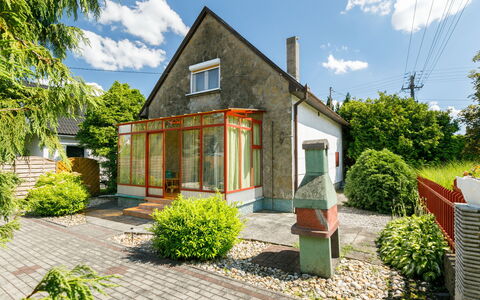 Rakoczi: Strauch, Haus, Wohngebiet, Dach, Hütte, Zuhause, Tür, Garten, Ground