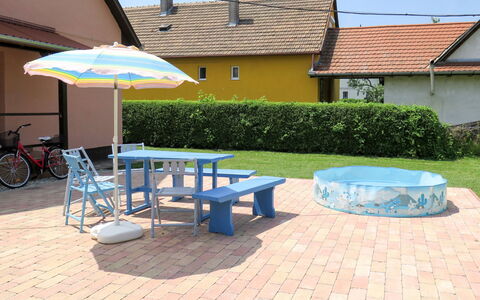 Balatonmariafurdo 622: Eigentum, Regenschirm, Tabelle, Terrasse, Gebäude, Möbel, Tisch Im Freien, Schatten, Schwimmbad, Grundeigentum