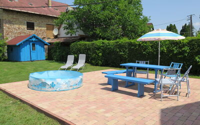 Balatonmariafurdo 622: Eigentum, Schwimmbad, Hinterhof, Terrasse, Schatten, Tabelle, Garten, Haus, Freizeit, Grundeigentum