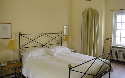 Villa Adriana: Schlafzimmer, Bett, Möbel, Zimmer, Bettdecke, Bettrahmen, Eigentum, Matratze, Bedding, Interior Design