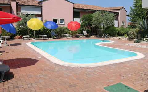 Lazise 741: Wasser, Pflanze, Eigentum, Gebäude, Schwimmbad, Himmel, Azurblau, Baum, Schatten, Die Architektur