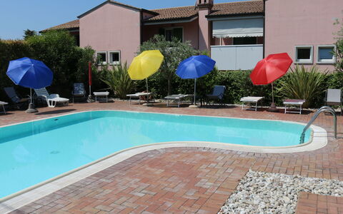 Lazise 741: Wasser, Eigentum, Gebäude, Pflanze, Himmel, Schwimmbad, Fenster, Blau, Schatten, Baum