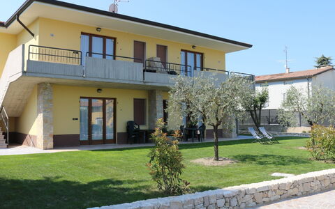 Lazise 741: Pflanze, Gebäude, Himmel, Eigentum, Fenster, Baum, Haus, Grundstueck, Die Architektur, Schatten