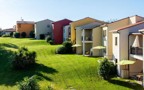 Peschiera del Garda 652: Wohngebiet, Zuhause, Menschliche Siedlung, Rasen, Garten, Estate, Garten, Vorort, Landscaping, Schatten
