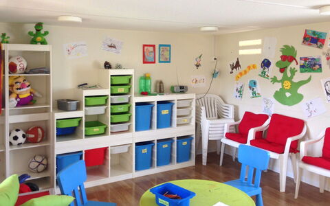 Peschiera del Garda 652: Möbel, Eigentum, Interior Design, Tabelle, Gelb, Wohnzimmer, Regal, Wand, Fussboden, Dekoration
