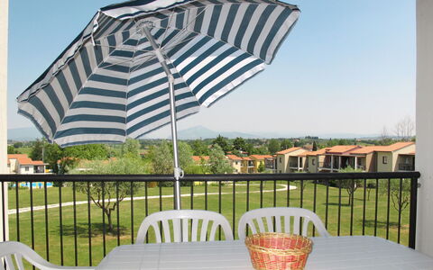 Peschiera del Garda 652: Tabelle, Himmel, Pflanze, Eigentum, Möbel, Licht, Tisch Im Freien, Gartenmöbel, Schatten, Regenschirm