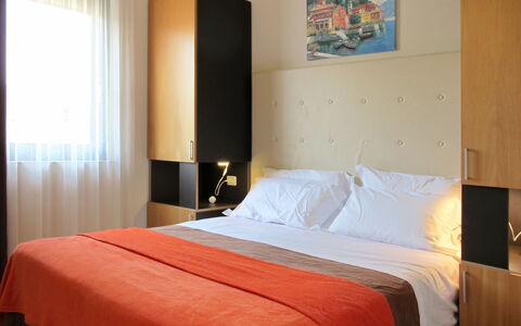 Peschiera del Garda 652: Bett, Interior Design, Möbel, Schlafzimmer, Holz, Fussboden, Flooring, Bettdecke, Bedding, Zimmer