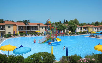 Peschiera del Garda 652: Wasser, Pflanze, Himmel, Gebäude, Eigentum, Azurblau, Schwimmbad, Gewässer, Haus, Baum
