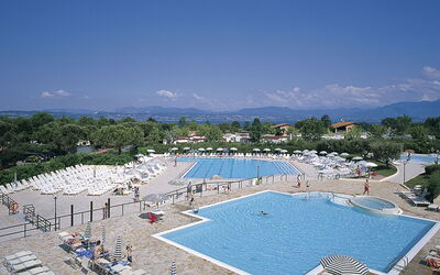 Sirmione 618: Schwimmbad, Resort, Urlaub, Sommer, Gebäude, Ferienort, Tourismus, Dorf, Bucht, Freizeit
