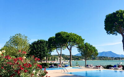 Desenzano 617: Wasser, Himmel, Pflanze, Blume, Schwimmbad, Baum, Arecales, Küsten Und Ozeanische Forms, Natürliche Landschaft, Freizeit
