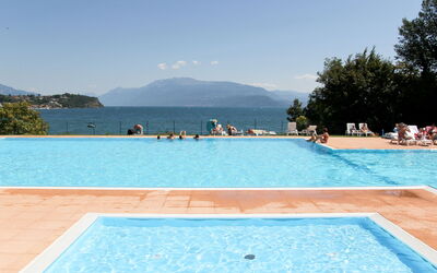 Moniga del Garda 649: Schwimmbad, Eigentum, Freizeit, Urlaub, Azurblau, Resort, Sommer, Ferienort, Rechteck, Estate
