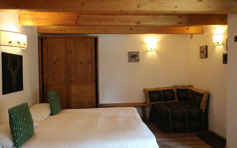 Valtournenche 602: Bett, Zimmer, Möbel, Schlafzimmer, Eigentum, Bettrahmen, Decke, Gebäude, Bettdecke, Interior Design