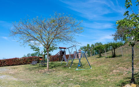 Agriturismo i Tre Tigli: Himmel, Pflanze, Wolke, Pflanzengemeinschaft, Natürliche Landschaft, Ast, Holz, Grundstueck, Gras, Biome