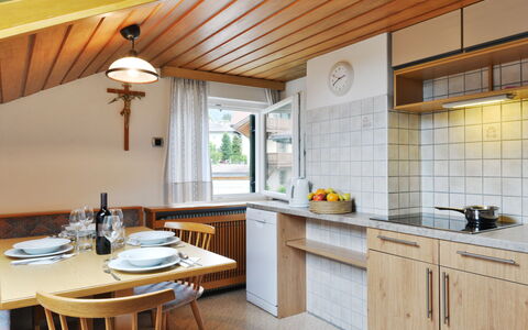 Demetz: Zimmer, Eigentum, Countertop, Interior Design, Möbel, Küche, Gebäude, Decke, Cabinetry, Haus