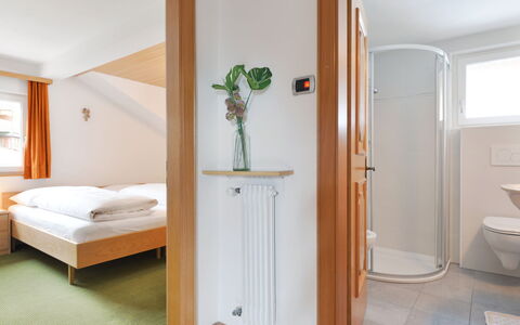 Demetz: Zimmer, Eigentum, Möbel, Bett, Badezimmer, Gebäude, Interior Design, Haus, Fussboden, Die Architektur
