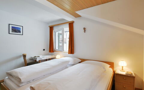 Demetz: Schlafzimmer, Bett, Zimmer, Möbel, Bettdecke, Eigentum, Bettrahmen, Decke, Bedding, Wand