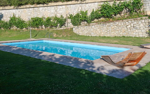 Villandro Villanders 602: Wasser, Pflanze, Eigentum, Schwimmbad, Azurblau, Rechteck, Gartenmöbel, Schatten, Gras, Flooring