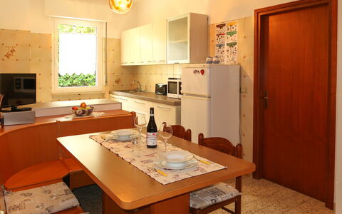 Casa Irene: Tabelle, Cabinetry, Eigentum, Countertop, Holz, Stuhl, Tür, Beleuchtung, Interior Design, Küche & Esszimmer Tisch