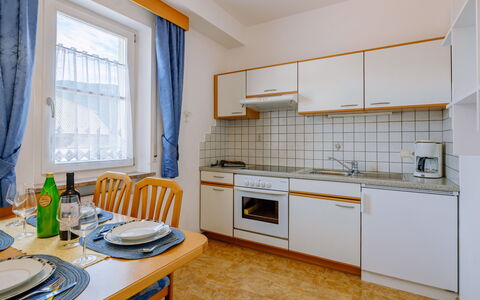 Andriano 602: Cabinetry, Countertop, Möbel, Eigentum, Sinken, Spüle, Fenster, Herd, Küche, Holz