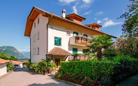 Andriano 602: Himmel, Pflanze, Gebäude, Wolke, Eigentum, Fenster, Haus, Baum, Hütte, Freizeit