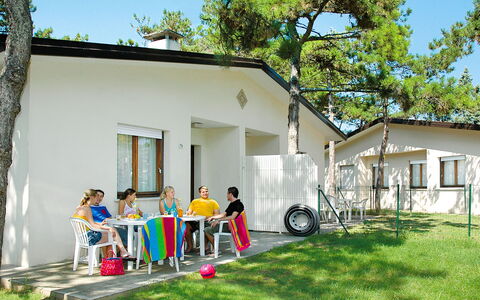 Villaggio le Palme: Haus, Eigentum, Zuhause, Gebäude, Baum, Grundeigentum, Hütte, Nachbarschaft, Wohngebiet, Garten