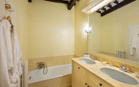 Villa Igea 13: Spiegel, Armatur, Eigentum, Sinken, Badezimmerschrank, Zapfhahn, Badezimmer, Bad Sink, Interior Design, Holz